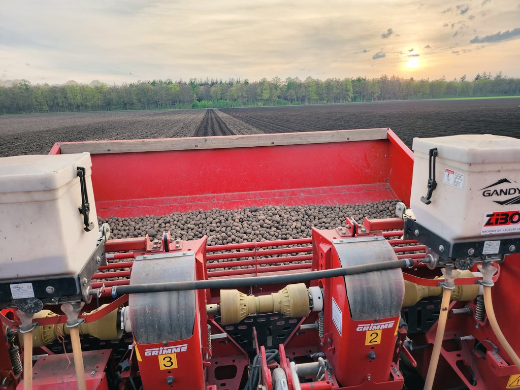 Royal_Avebe's tweet image. 📸𝗙𝗼𝘁𝗼𝘄𝗲𝗱𝘀𝘁𝗿𝗶𝗷𝗱 𝗽𝗼𝗼𝘁𝘀𝗲𝗶𝘇𝗼𝗲𝗻 Wil jij kans maken op een Avebe-productenpakket? Maak dan de mooiste foto van het poten, zoals deze foto hierboven. Meedoen? bekijk 👉bit.ly/3PV909m

We wensen onze leden een goed poot- en groeiseizoen!  👩‍🌾👨‍🌾