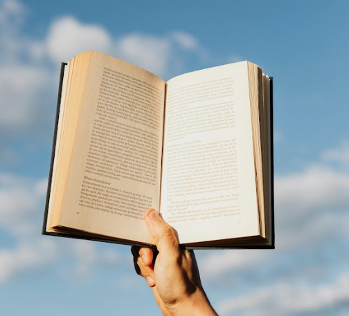Got a story to tell? We’d love to hear it 📚

Here at the NI Festival of Writing, we are passionate about championing the voice of new writers.

Want to get involved? Check it out here >> excaliburpress.co.uk/2024/04/10/nor…

#FestOfWritingNI #FestOfWriting24