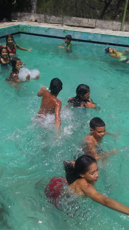 Nuestro pioneros de la EP Ángel de la Guardia Bello, de la comunidad La Jatía, en Jiguaní, disfrutan de lo lindo en el Campamento de Pioneros de Guisa. Diviértanse mucho mis niños⛹️🏊🚴🤸. #EducaciónGranma #EducaciónJiguaní #GranmaVencerá 
@ortiz_uriarte @OrlandoSardina