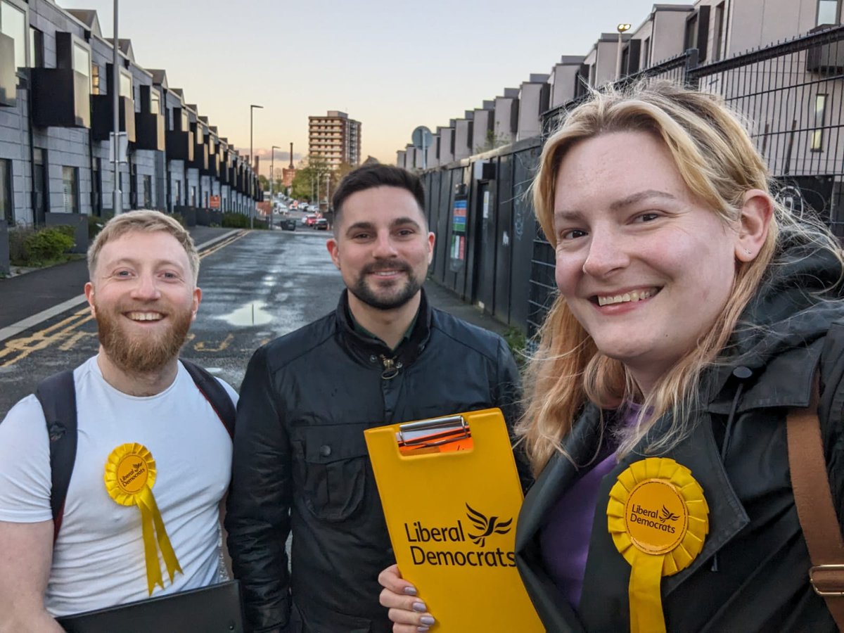 Great evening speaking to residents in Ancoats. Hundreds of doors knocked and lots of issues to follow up on! Big thanks to @joeharrispark for joining us! 😄🔶