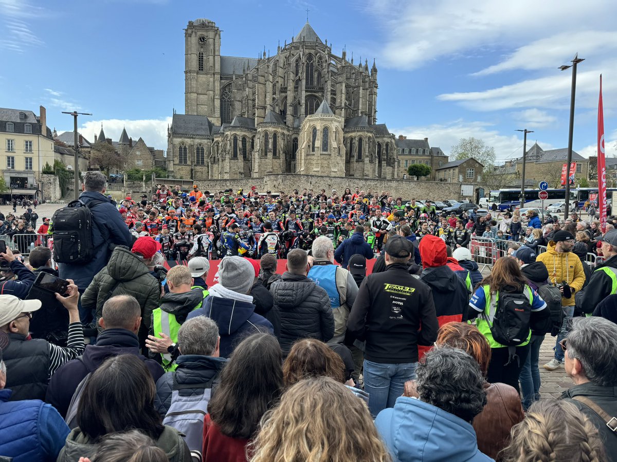 ryu325_tsururyu's tweet image. ル・マン大聖堂の前でセレモニーが行われました
我がチームの頼もしいライダー達と一緒に記念写真を撮りました

#Kawasaki
#Webike
#trickstar
#ewc