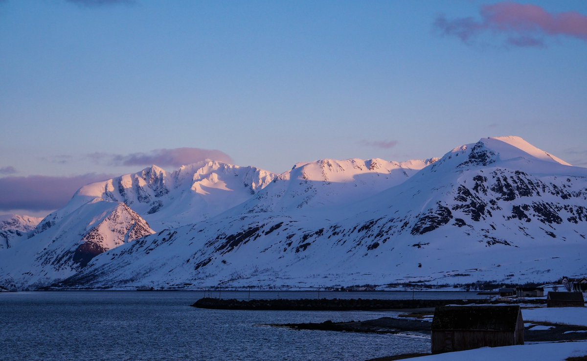 Fantastic evening light looking south towards the island of Kågen from Arnøya. #braw @Off_Piste_Perf