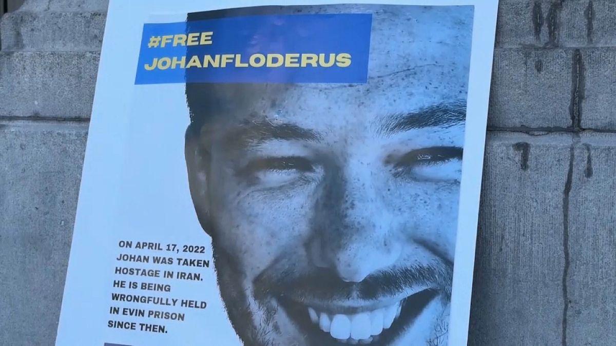 euronewsde's tweet photo. Unterstützer fordern die Freilassung des schwedischen EU-Mitarbeiters Johan #Floderus. Er wurde vor zwei Jahren im #Iran festgenommen. https://t.co/XnQ96DFvVT https://t.co/ymAMqfGjg5