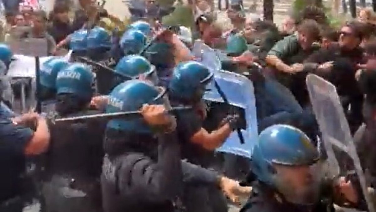 omicron54's tweet photo. @isatovaglieri Dei ragazzi a mani nude! #Polizia in tenuta #antisommossa che si fa male a PICCHIARE ragazze e ragazzi?? 🤔. Ma allora questi energumeni in divisa valgono poco. Manganellano e si danno male?
Siete ridicoli https://t.co/TR6A34OgYg