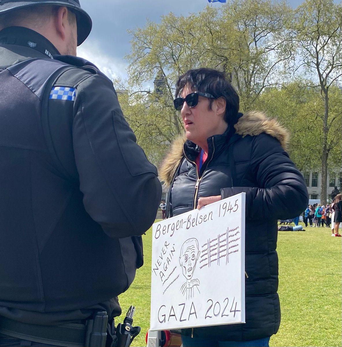 We are now in the absurdist position where stating the law that Hamas are terrorists will get you arrested. But arguing with police when asked *politely* to put away an antisemitic placard comparing Gaza to the Holocaust *doesn’t*. Same day same place. Ridiculous. @metpoliceuk