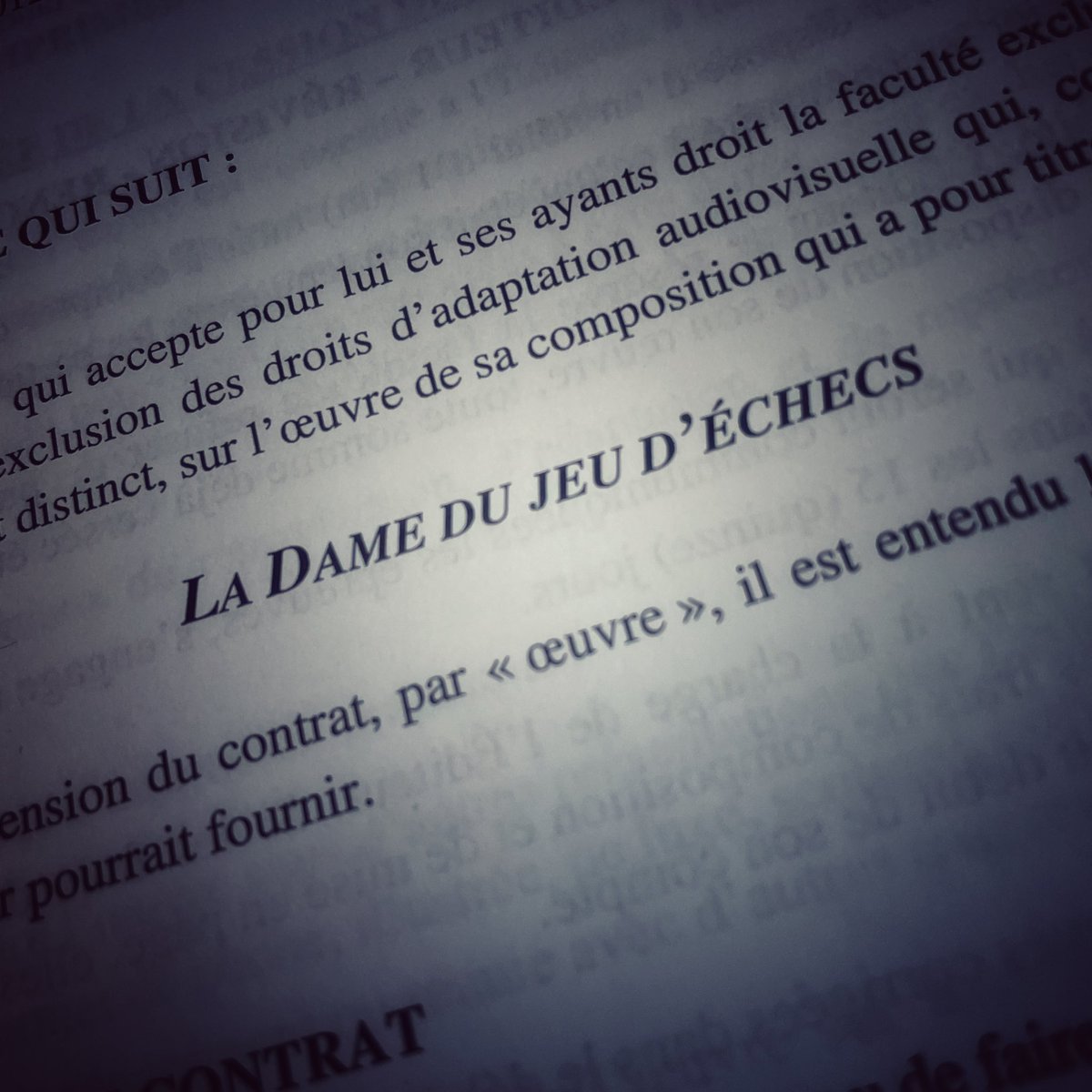 Joie de vous annoncer que mon 1er roman (« La Dame du jeu d’échecs ») sortira début octobre chez @EditionsPlon !