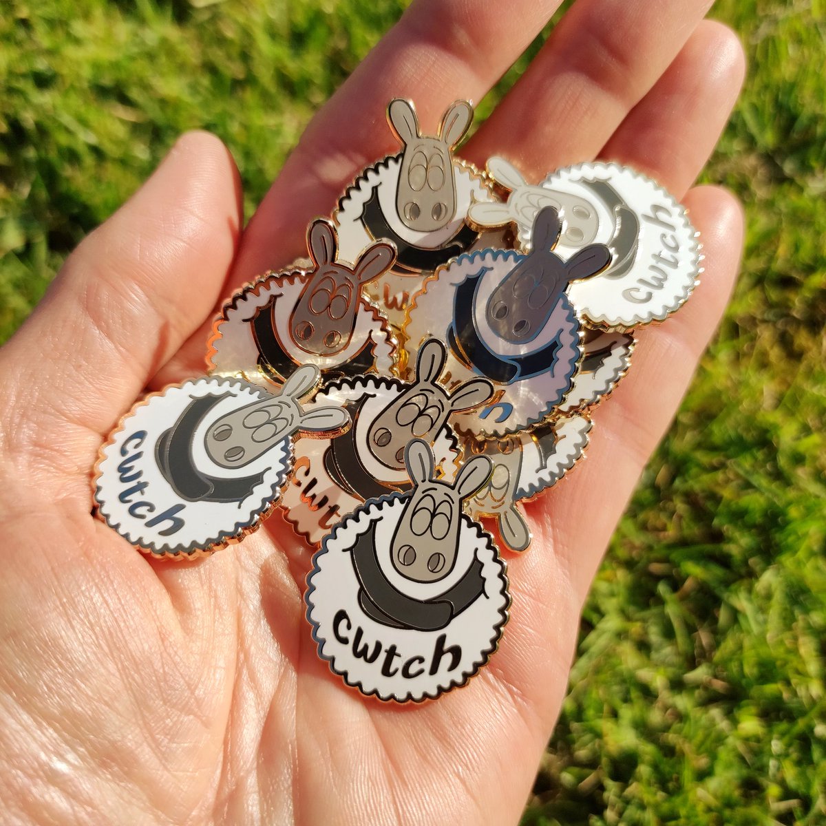 Had a big Cwtch pin badge restock today 😍 Just look at these beauties! 🐑🏴󠁧󠁢󠁷󠁬󠁳󠁿 eweniverse.etsy.com/listing/838338… #shopindie #handmadehour #shopsmall #cwtch #sheep #makers #CraftBizParty