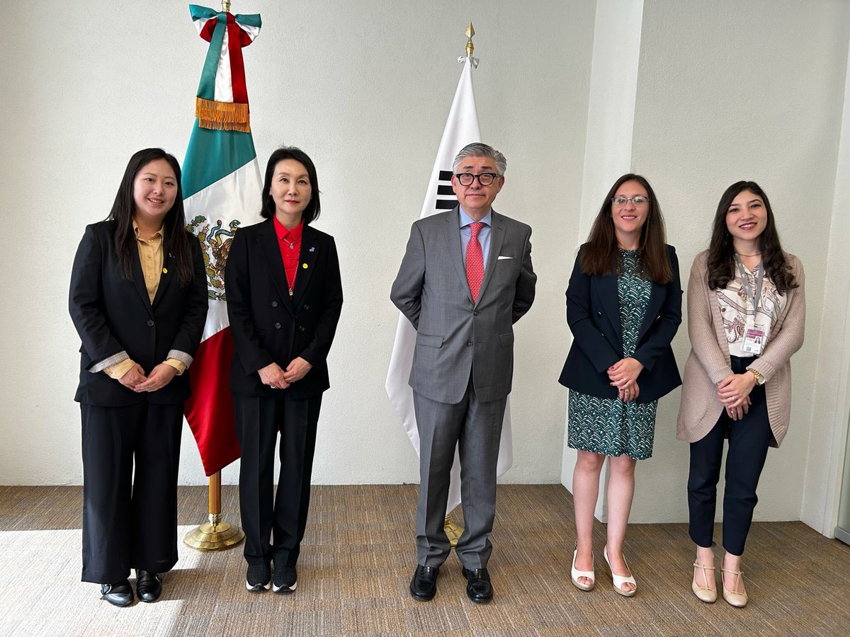 Recibimos en la @SRE_mx a Lee Shin-Wha, Embajadora de Cooperación Internacional en Derechos Humanos del Ministerio de Relaciones Exteriores de la República de Corea 🇰🇷. Muy grata conversación sobre la agenda de derechos humanos en 🇺🇳 y los retos que observamos en el 🌎.