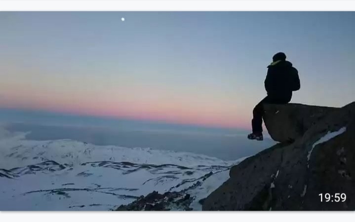 Eksilerde soğukkarlı dağlarda tırmanış yapan güçlü oğlumu isiasotel nefessz bıraktı o kum yiginnda bütün çocuklarımz güçlüydü nefes alamadılar.Sana söz UmutUlaşım senin gibigüçlü olacağım bunu basarmaliyim.ama sensizlik özlem seni görememek ahh işte bu çaresizlik bu bekleyiş😭😭