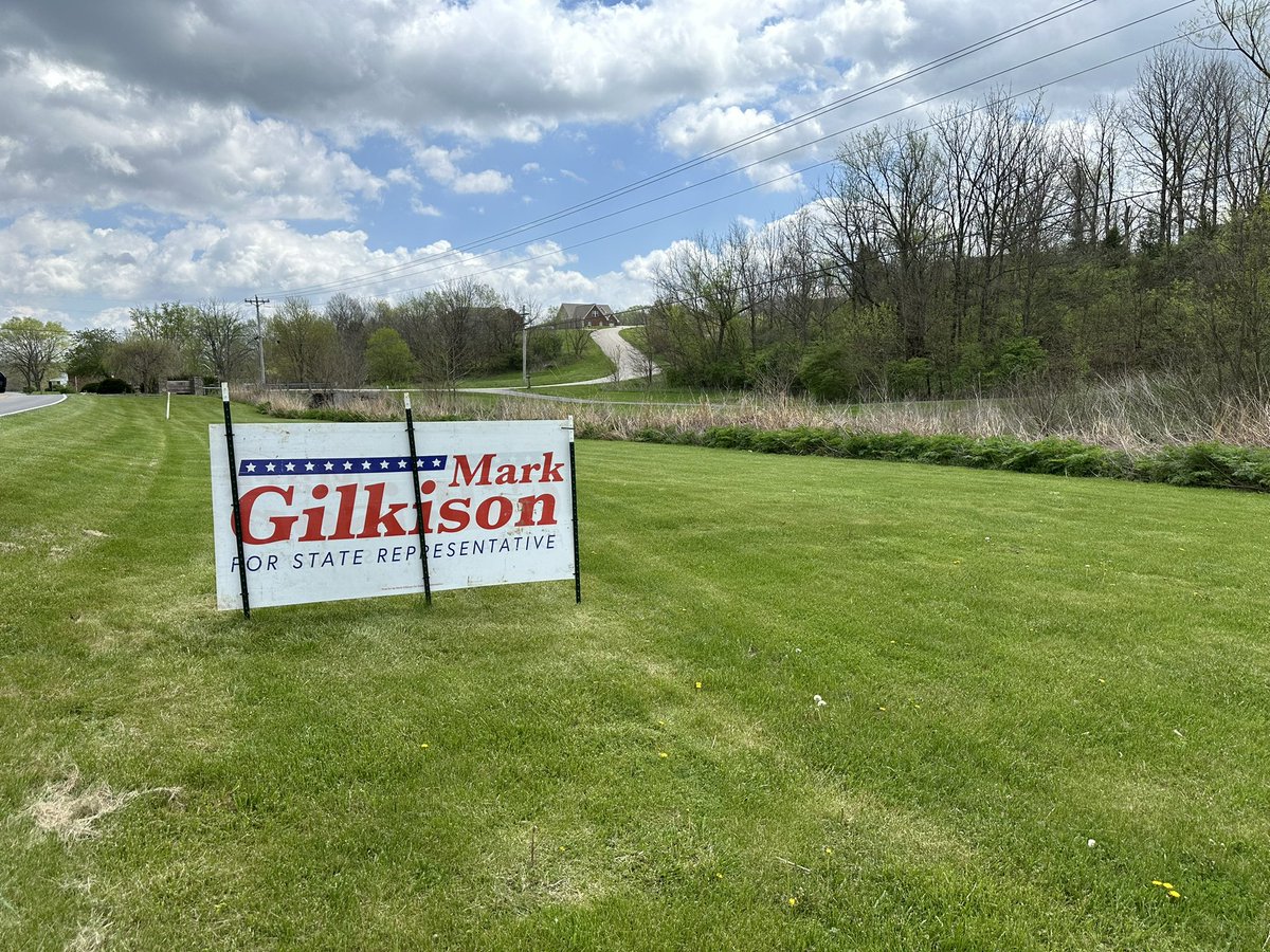 gilkisonforky47's tweet photo. We are out today putting up the 4x4 and 4x8 signs throughout the district. The wind has picked up and makes for some interesting times when putting up 4 ft by 8 ft sign. If you see us give us a honk and a wave.if you have a good location for larger sign give us a call. https://t.co/w4tsksQQgn