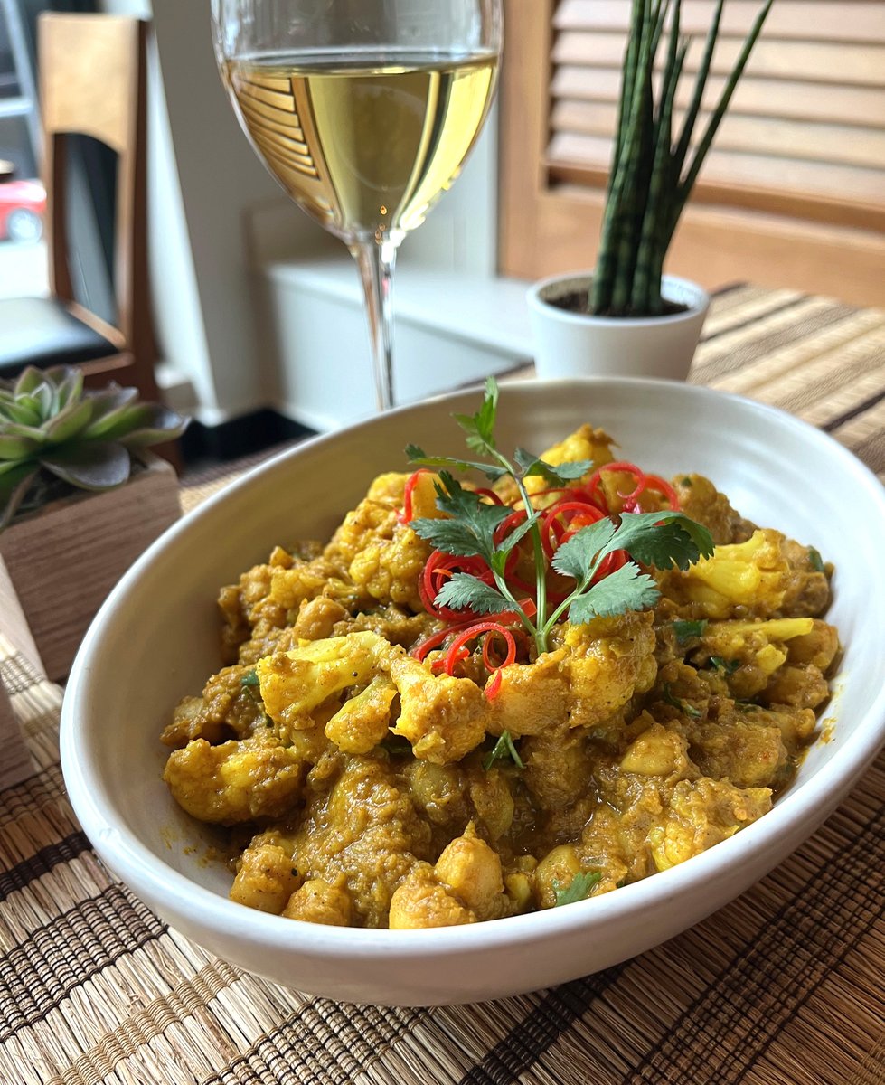 WildGingerEats's tweet photo. Our next featured dish is a vegan and gluten free crowd favorite!  Chickpea and Cauliflower Curry is an Indian inspired vegan dish using our house made curry powder. Chickpeas and cauliflower are slow cooked in a classic masala of onions, ginger, garlic and tomato. https://t.co/KsJLs5elj9