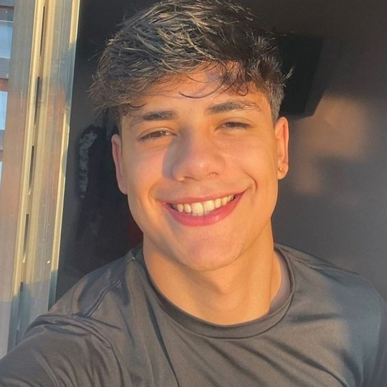 Tu presencia hace que todo a mi alrededor se vuelva más excitante.