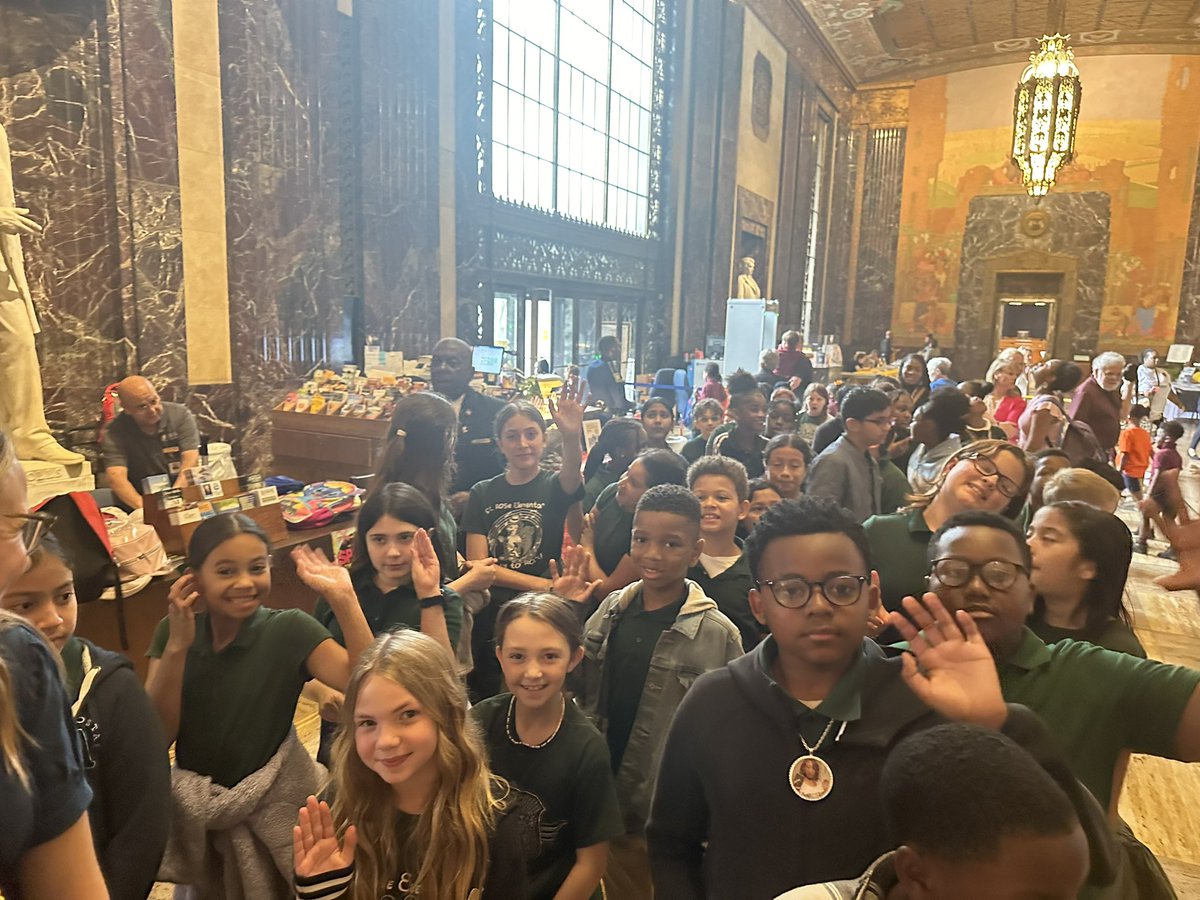 What a great opportunity for our young scholars from @StRose_Dragons! 🏫 They were able to interact with their legislators and learn about the legislative process. These experiences build value to our democratic society. 
#FutureLeaders
#ExperientialLearning