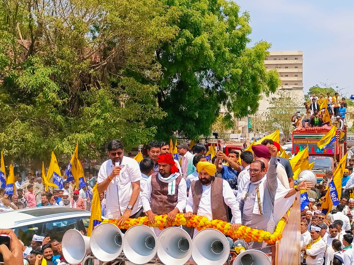 #InPics | #Punjab CM #BhagwantMann arrived to campaign for Aam Aadmi Party's Lok Sabha candidate Chaitra Vasava from Bharuch, #Gujarat