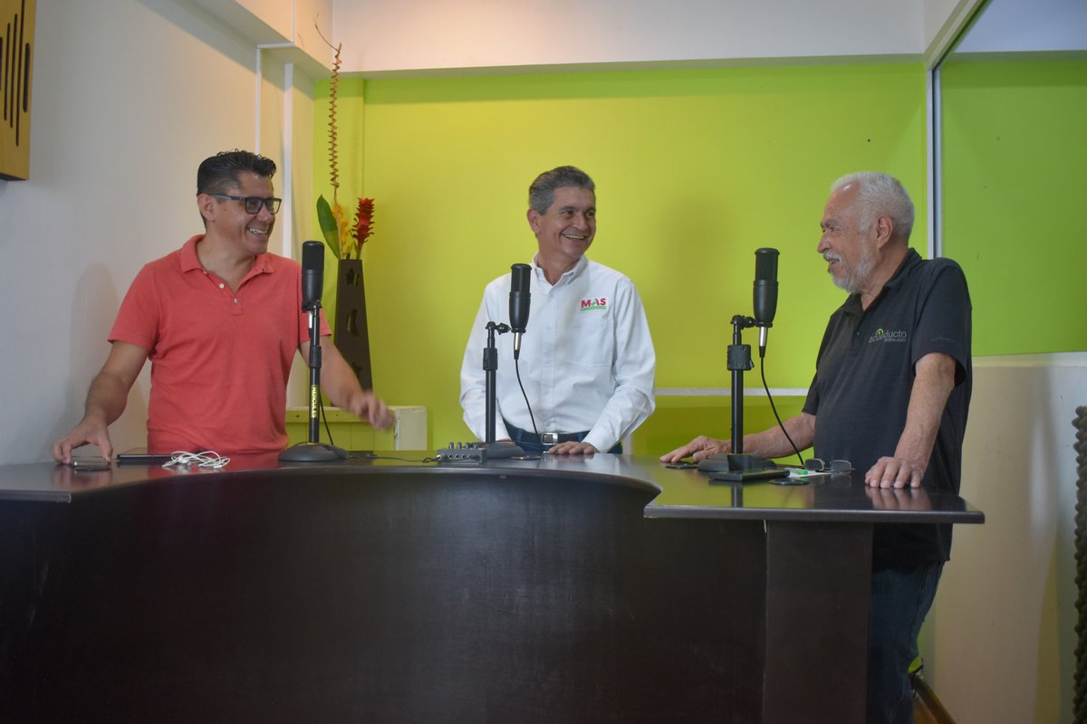 Daniel_Mora_O's tweet photo. Agradezco mucho a los comunicadores Samuel Ponce y Ariel Ramírez, la oportunidad  de compartir mi visión en una entrevista en @acueductoonline  Radio 94.7 FM.

Durante nuestra conversación, resalté mi decisión en Michoacán de renunciar al uso de propaganda impresa en plástico. https://t.co/SzTASRrc02