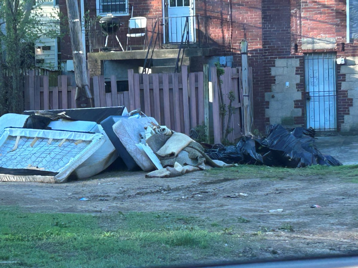 1600 Block  Kramer, the former wonderful green space that thanks to @DC_DOB and their inaction, has been turned into a giant garbage pit and parking lot.  @DCDPW can you help out and clear up this illegal dumping? It's really bad and gets more each day.