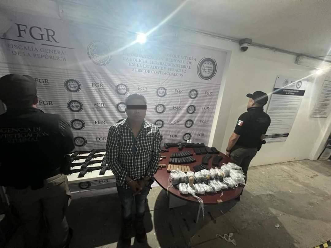 #VERACRUZ #MÉXICO 🇲🇽 AUTORIDADES DETUVIERON A UN EX TENIENTE DE LA #SEDENA CON MAS DE 100 GRANADAS, ARMAS Y CARGADORES.