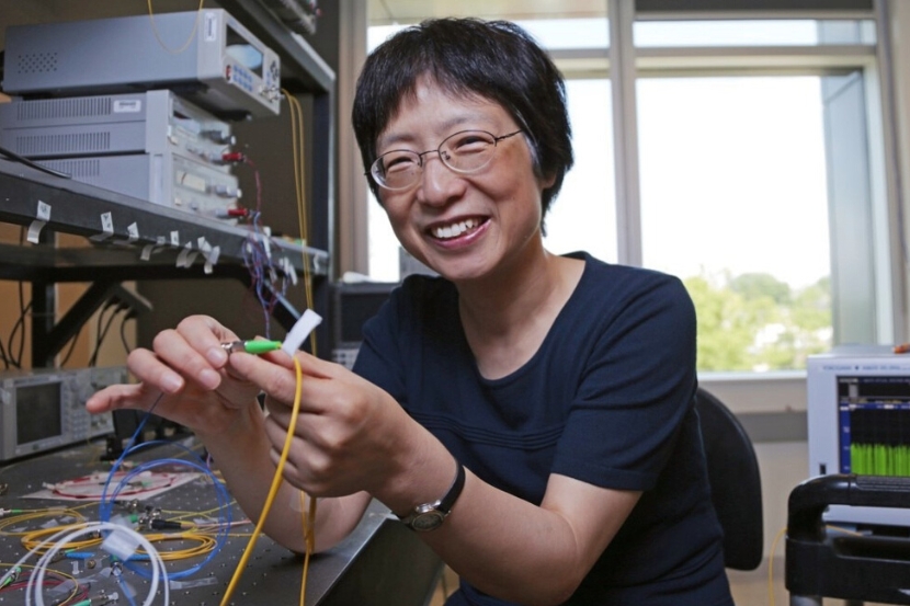 🎉Congratulations to @uOttawaScience researcher Xiaoyi Bao on receiving the 2024 @CAPhys Medal for Lifetime Achievement in Physics in recognition of her broad and profound contributions to the field of optical fibres.