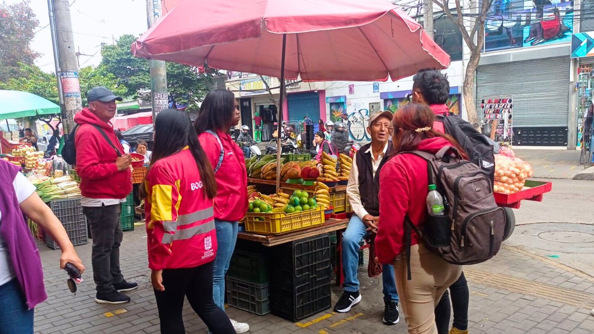 Avanzan nuestras jornadas de sensibilización y pedagogía con Defensores del Espacio Público en el sector del 20 de julio y el centro de Bogotá, para mantener los entornos limpios🍃🌆 Seguimos poniendo #LaCasaEnOrden 💛♥️