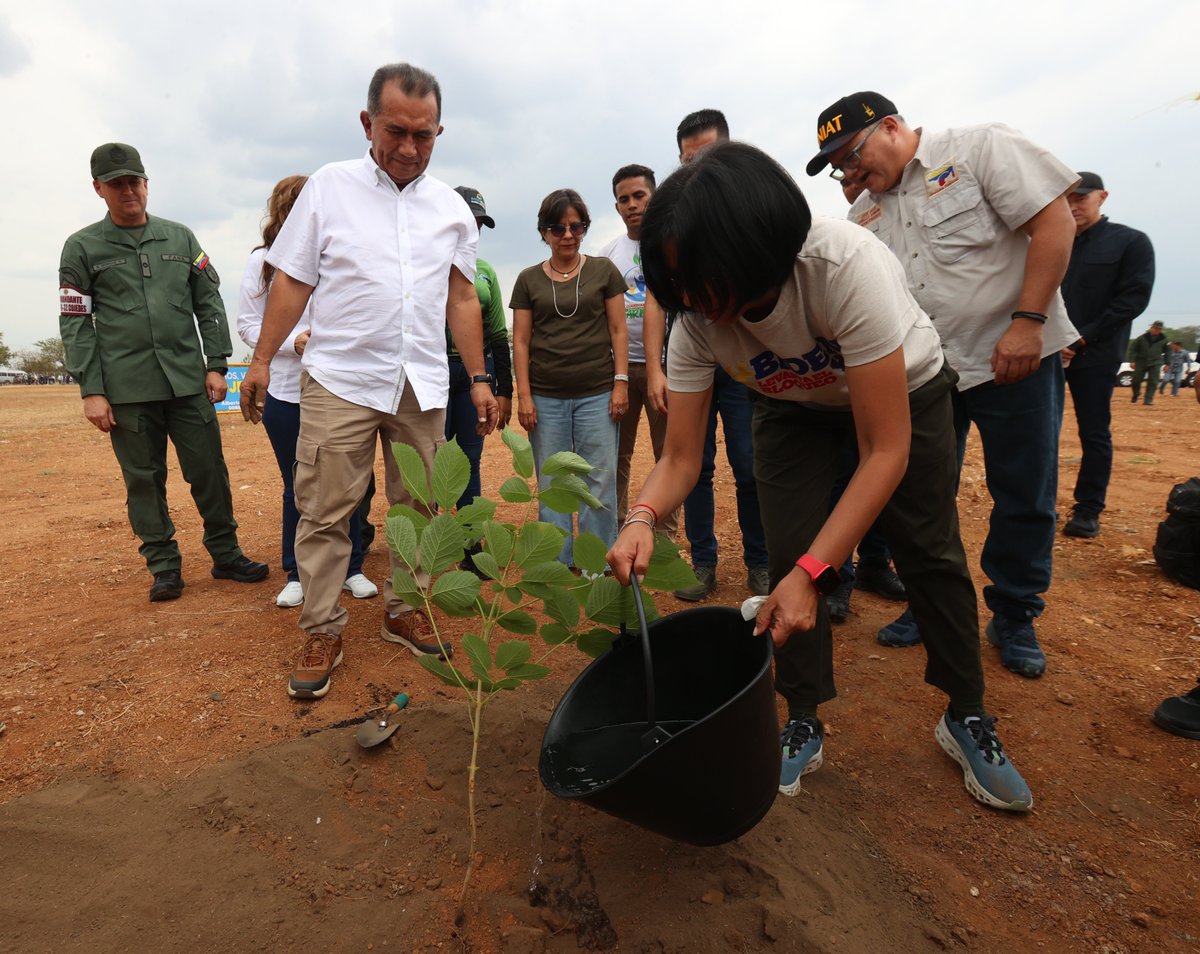 #EnFotos || Este miércoles, la Vicepresidenta Ejecutiva de la República, @delcyrodriguezv, en compañía, del gobernador Alberto Galíndez y otras autoridades, realizó la siembra del árbol número mil en el Jardín de la Esperanza, espacios que han sido recuperados por Funda Imagen.