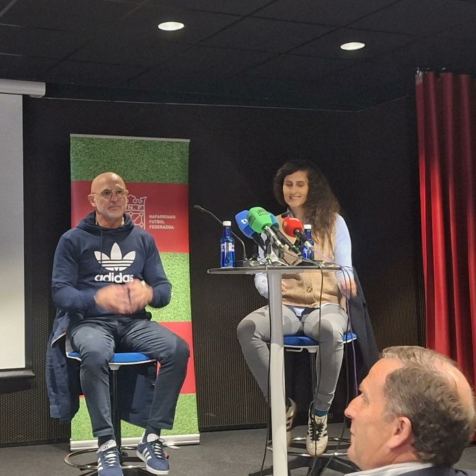 Itaroa Huarte Fem !!! Exquisita ponencia de la Selecciónadora Montse Tomé y el Seleccionador Luis de la Fuente en el que han deleitado ha todos los entrenadoes presentes. Muchas gracias a la Federación Navarra de Fútbol por hacerlo posible. 💙🖤⚽️