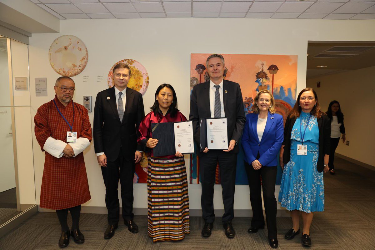 At the #SpringMeetings we signed our first project in Bhutan, fostering cooperation with the country under #GlobalGateway. This €150m loan boosts reliable & green energy, expanding solar photovoltaic capacity to tackle reduced hydropower in the dry season bit.ly/3Qu3ivJ