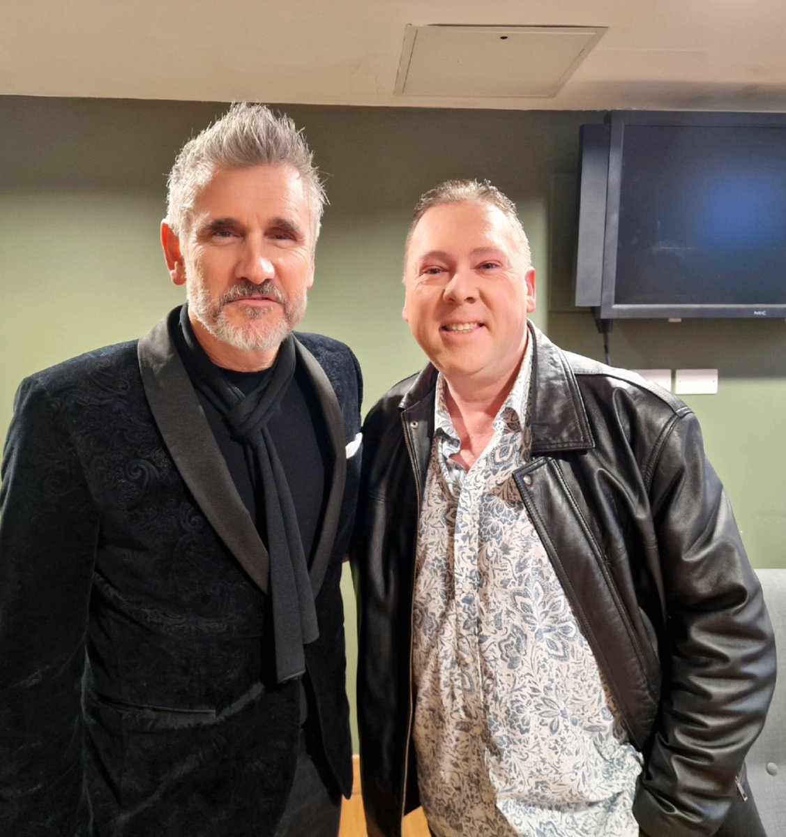 New Series of Robin Elliott Tonight starts at 10pm on Sky 588 & Freeview 261! Music legend @curtisstigers who had massive hits in the 90’s with ‘You’re All That Matters To Me’ & ‘I Wonder Why’ joins me tonight! #curtisstigers #skytv #tvchatshow