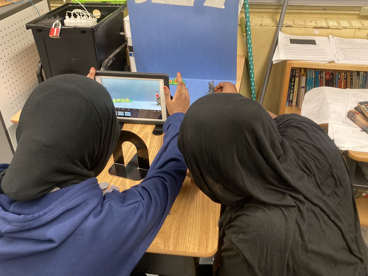 Stop motion filmmaking in action! 

With the support of our #TDSB Creates artist Taya, our grade 7/8s are combining science and visual arts to create a stop motion film to represent the process of food chains and cell division. 

#LC1 #STEM #Greenholme #Stopmotion