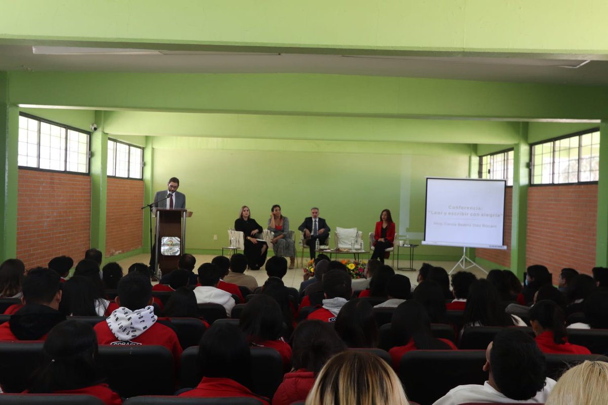 '¡La lectura es la llave que nos abre la puerta a un mundo de posibilidades!' 📖
En el marco de las actividades del #DíaInternacionalDelLibro, el Plantel @07TolucaII, recibió la conferencia 'Leer y escribir con alegría' 📚, impartida por la Mtra. Carola Beatriz Diez Bíscaro.