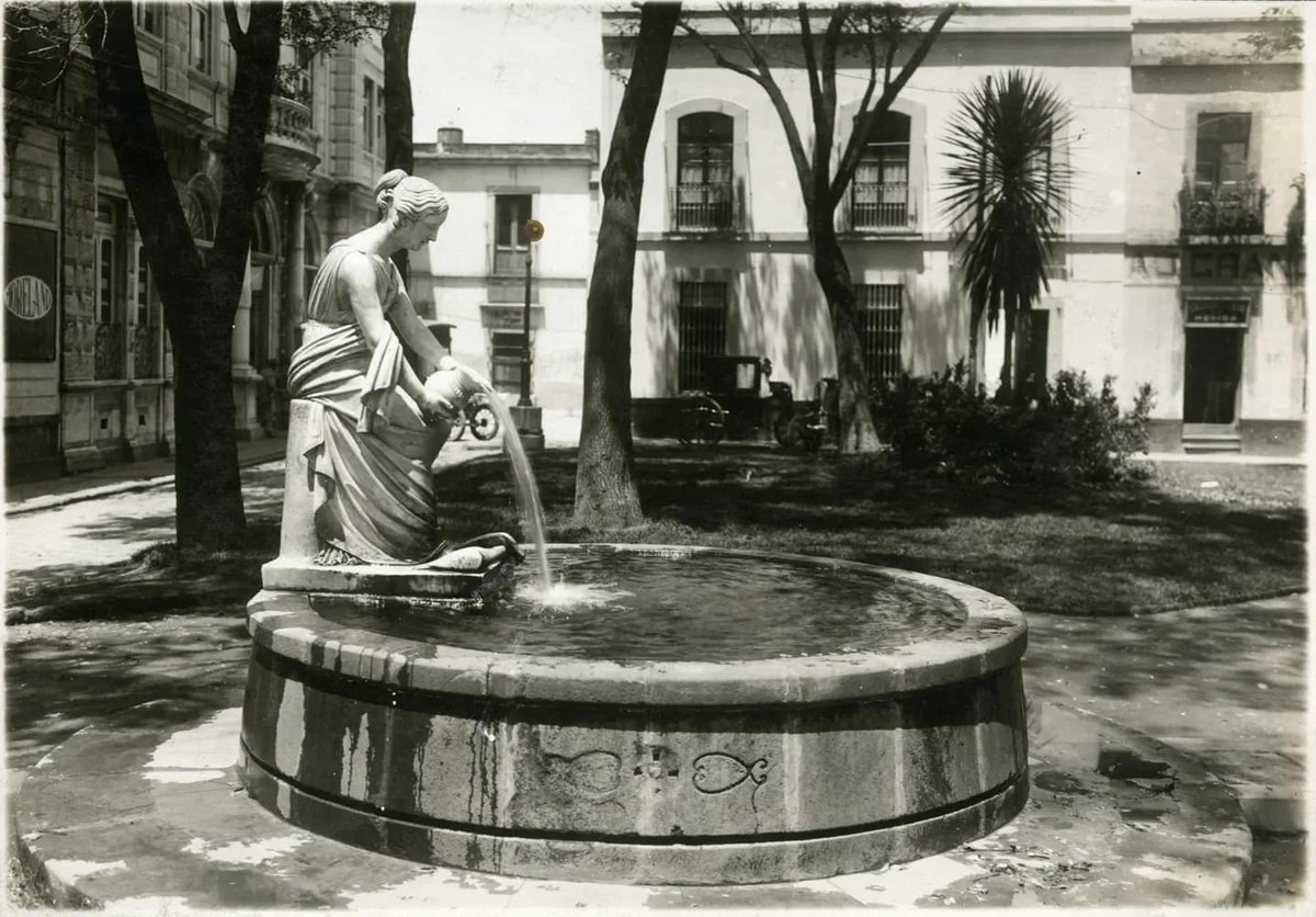 mafcultura's tweet photo. 🏅TRIVIA...!!
Con notables cambios en su entorno, esta fuente permanece embelleciendo una pequeña plaza ubicada en el perímetro B del Centro Histórico.
¿Sabes en que lugar está ubicada?
#trivia #acervomaf #dondees #fotohistoria #cdmx #fotografía #triviamaf #memoriafotografica https://t.co/CqqvR7ymw6