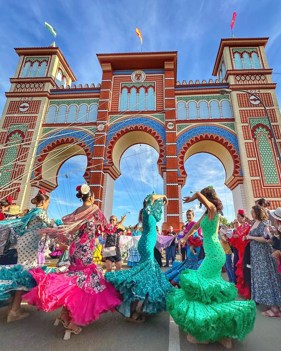 ¿Sabías que cada año más de 2 millones de personas cruzan la portada de la Feria de Sevilla? Su encendido se realiza la noche del primer sábado con unas 25.000 bombillas LED. El diseño de este año fue encargado a @davidegambini.arquitectura y la construcción a cargo de @ferrovial