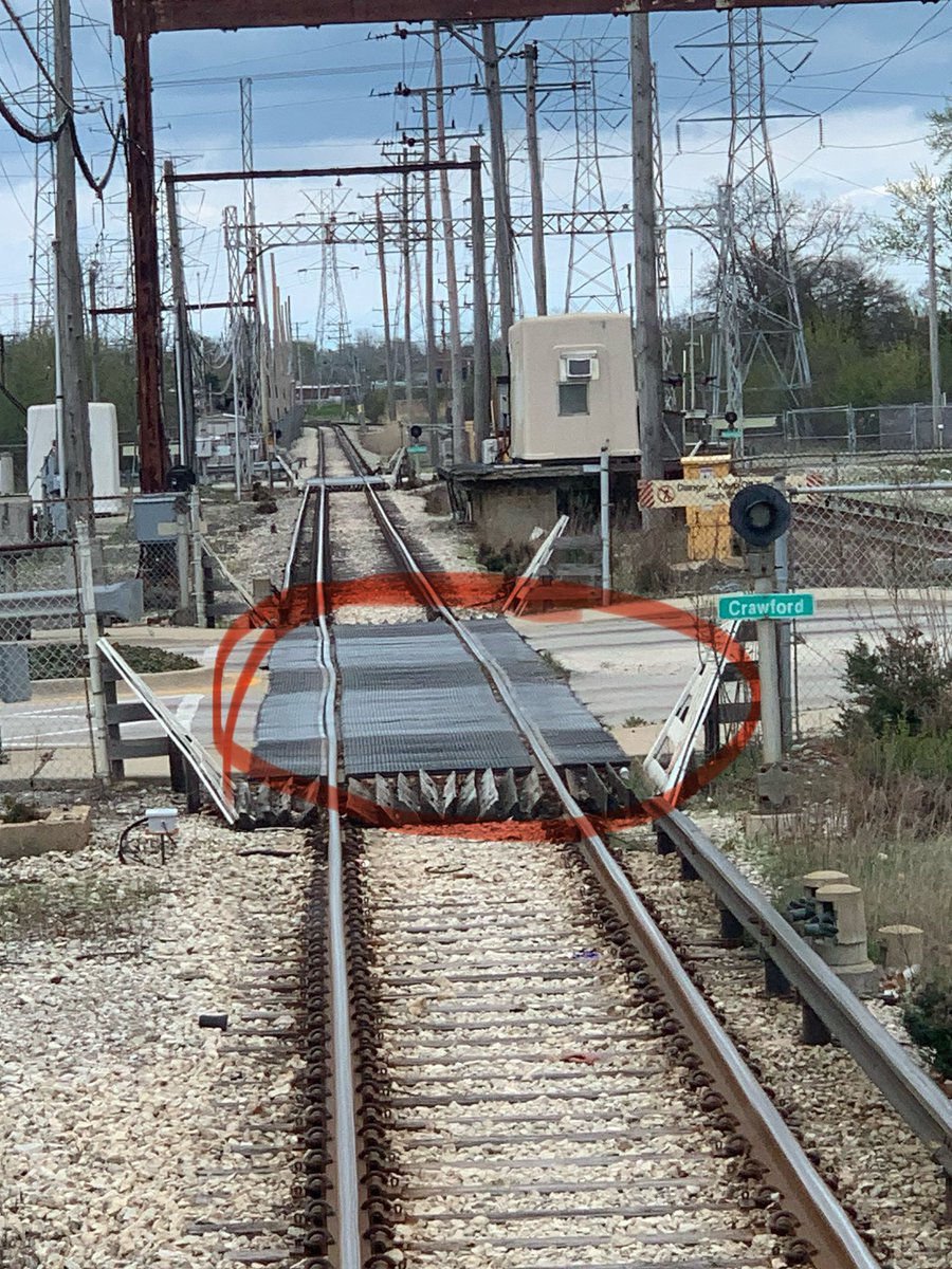 dathar0217's tweet photo. #CTA this is how you get derailment.  These tracks are located Crawford road off or the Skokie yellow line. https://t.co/E3klrqJic7