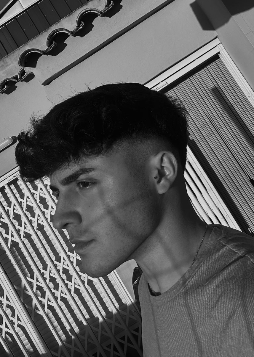 _liern's tweet image. pelito cortado y miradita