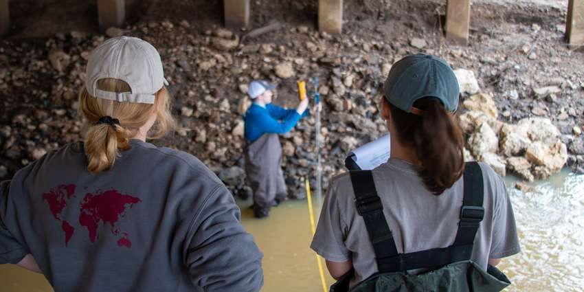 Did you know that TWRI has an internship program? We've partnered with @TAMUArtSci to get students pursuing degrees in environmental programs hands-on experience out in the field. Read more about the program and see the students in action: bit.ly/3UiTQNU #tamu