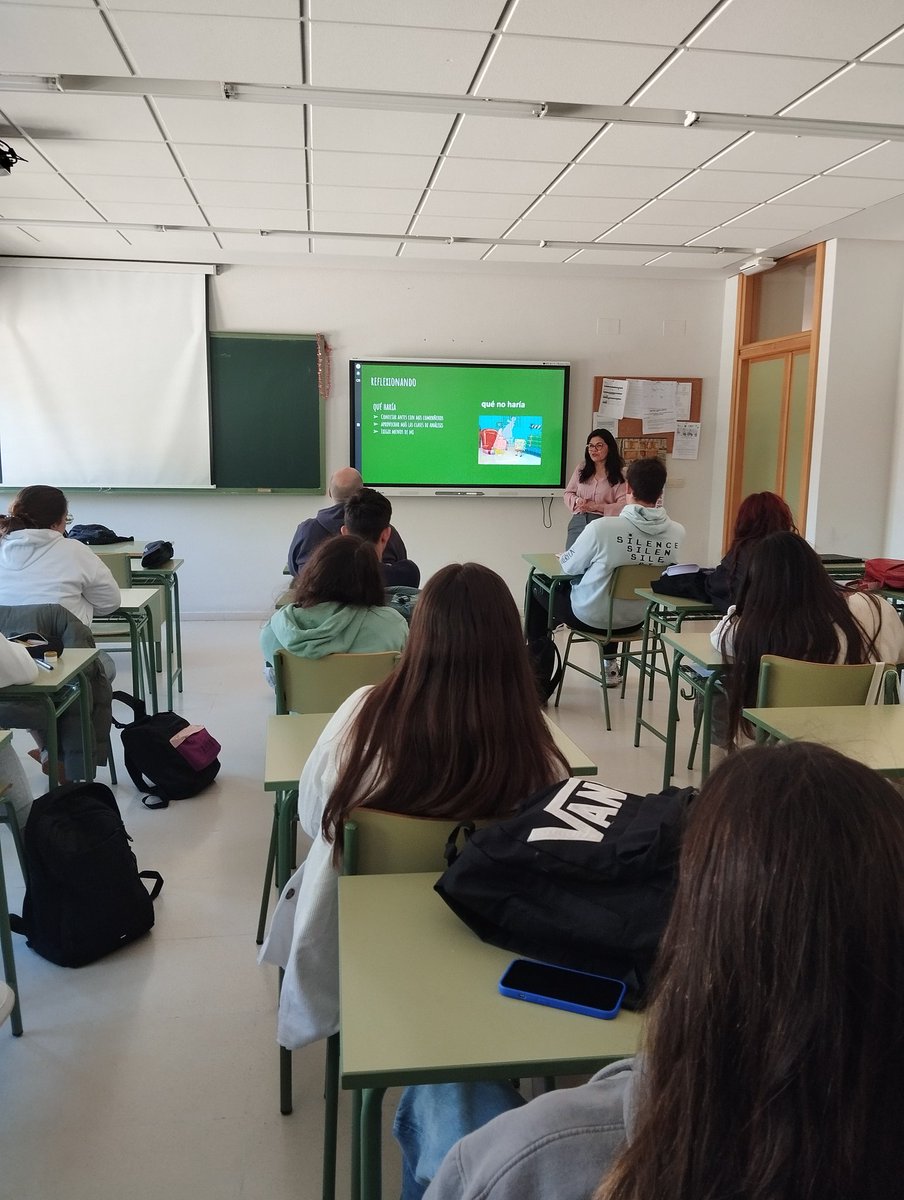Hoy estuve en la Jornada #ExperienciaSalinas @SalinasVoz en Salamanca contando al alumnado mi experiencia en PCIA, lo que hice y lo que estoy haciendo después del ciclo #mejoracontinua ⚙️
Muchas gracias @mjosivillaron por la invitación y la acogida 
👩🏻‍🔬⚗️🧬🧫
