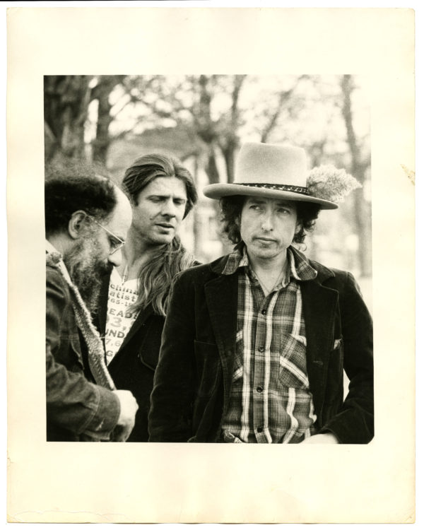 ❧ la beauté de cette photo de Ken Regan, 1976 —— Bob Dylan, Allen Ginsberg, Peter Orlovsky