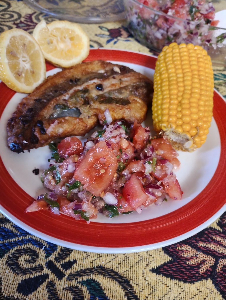 Que almorzaron? Por aquí un rico pescadito frito con ensalada, algo baratito para estos tiempos de gastos imprevistos. Ñami ñami.,😋😋😋