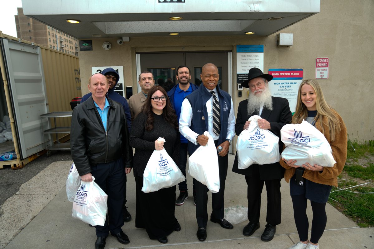 It's always a good day to #GetStuffDone AND give back to New Yorkers in need. Today @NYCMayor and our team joined the @JCCGCI to hand out food to Brooklyn families ahead of Passover. We hope all our Jewish New Yorkers have a safe and happy holiday with their loved ones.