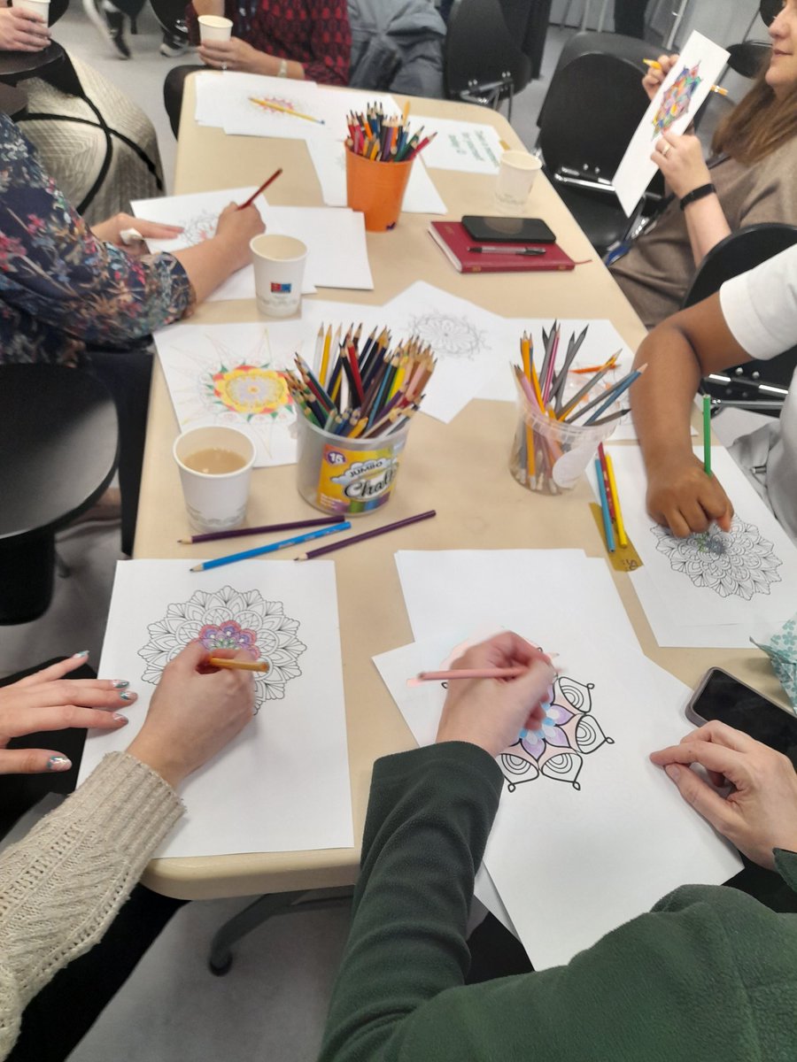 RoNevx's tweet photo. #CreativeLifeMISA were delighted to collaborate with #SCOPE team #KindnessCommittee
Well done Vicky, Michelle, Kathleen,  @AlisonEnright2 @stjamesdublin celebrating, #HSCP day; via an art-making workshop by @EmmaMcK6 to contribute to #Creativity #StaffWellbeing #ArtsAndHealth https://t.co/96mXlSA4CE