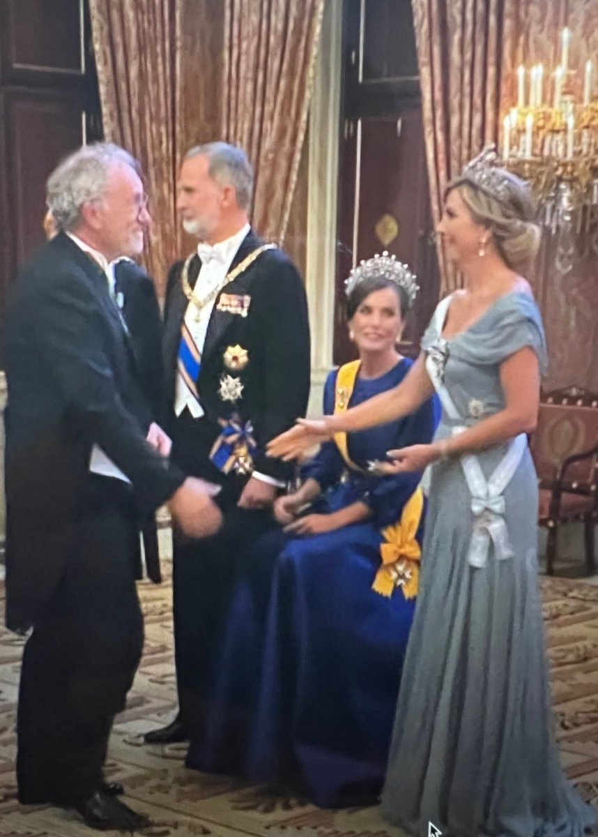 La Reina Letizia sentada en el besa manos con los Reyes de Holanda. Qué tendrá la Reina???👸👑