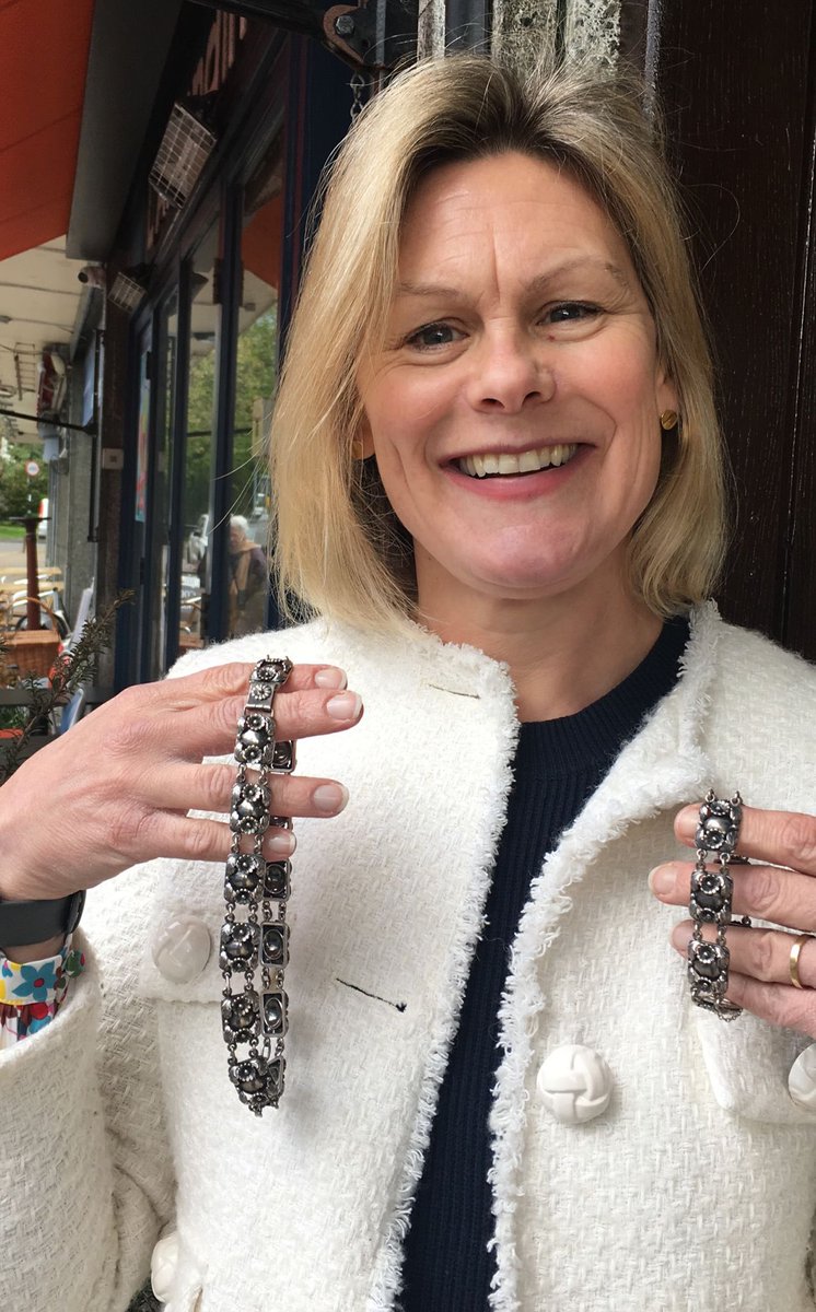 💎 Some lovely finds with Kate Bliss at our monthly valuation day today! Join Kate on the first Wednesday of every month at our Hansons Richmond sale room - drop in anytime between 10am - 4pm with your items for FREE valuations! #KateBliss #monthlyvaluationday #HansonsRichmond