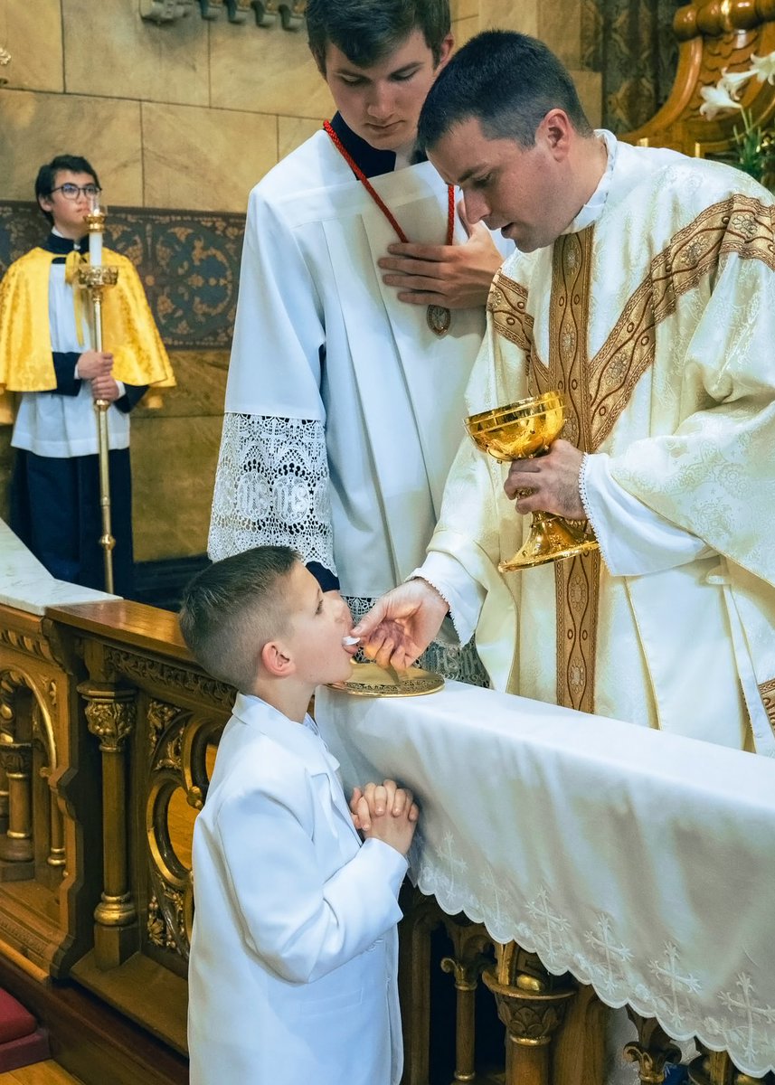 “The Eucharist is the sacrament of love: it signifies love, it produces love. The Eucharist is the consummation of the whole spiritual life.”
- St. Thomas Aquinas