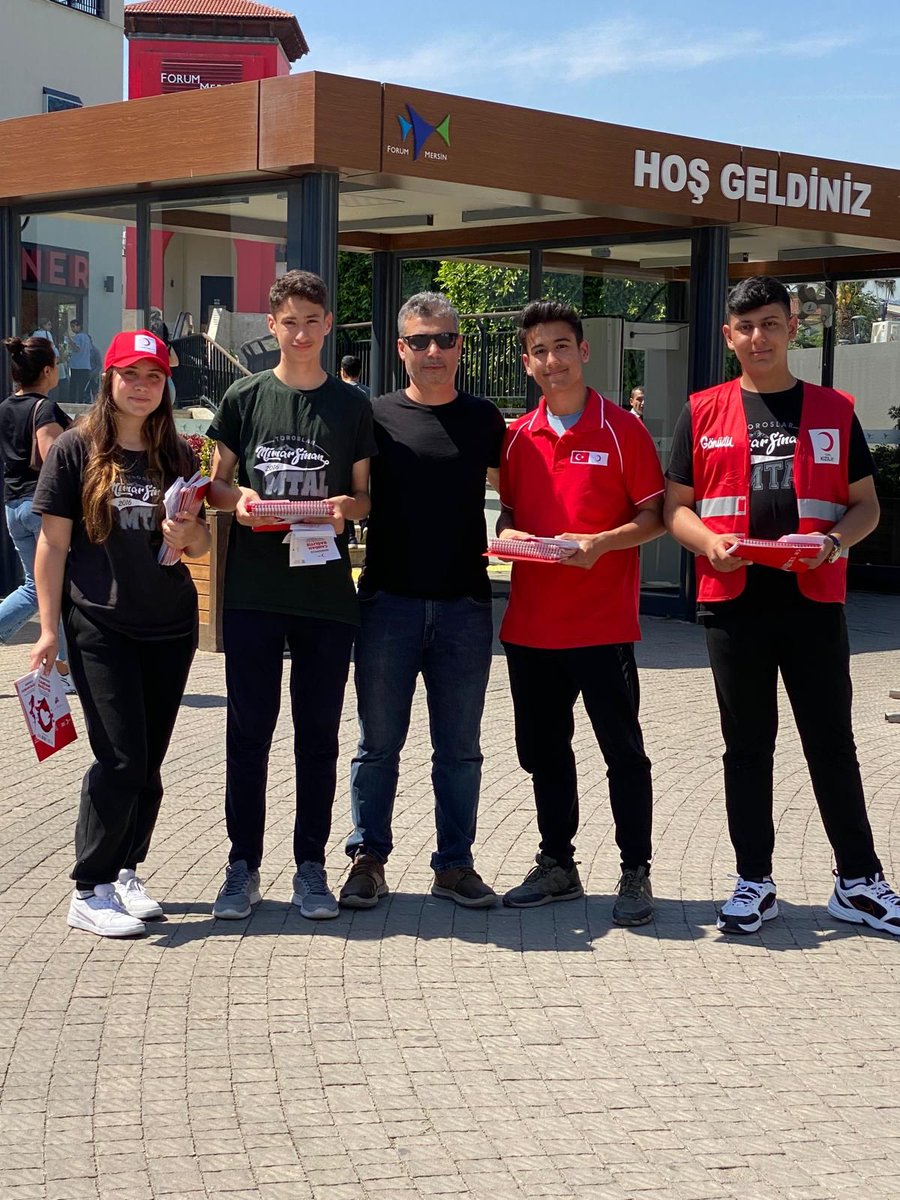 📢"Ben Her Yerde Varım"projesi kapsamında Mimar Sinan MTAL öğrencileri ve Mersin KARGEM,STK İşbirliği çalışması olarak Kızılay Kan Merkezi önünde vatandaşlarımızı kan vermeye davet etmek amacıyla broşür dağıtımı yaptı🇹🇷

<a href="/Yusuf__Tekin/">Yusuf Tekin</a>
<a href="/_Ali_KARAGOZ/">Dr. Ali KARAGÖZ</a>
<a href="/ahpehlivan53/">Ali Hamza Pehlivan</a>
<a href="/fazilet_durmus/">Fazilet Öğretmen 🇹🇷</a>