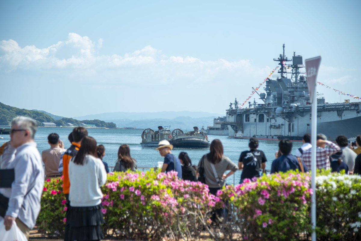 🇯🇵Sasebo Fleet Friendship Day 2024🇺🇸 Japanese community members watch a Landing Craft Air Cushion (LCAC) demonstration during the Sasebo Fleet Friendship Day open base event at Commander, Fleet Activities Sasebo (CFAS), April 13, 2024. (📸U.S. Navy/MC2 Quinton A. Lee)