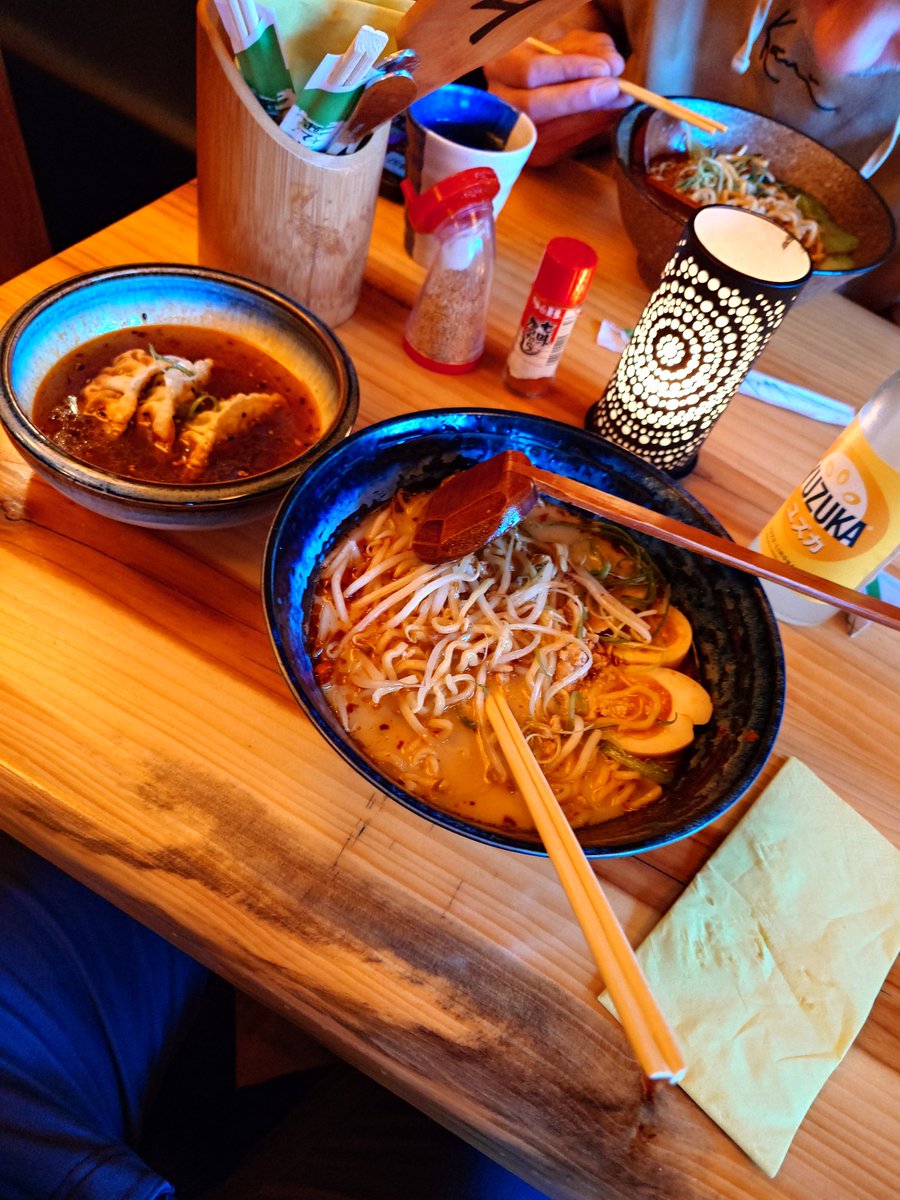 HrUnterberg's tweet photo. Sehr authentisch, hatte leicht Japan Flashbacks, nur leider dreimal so teuer als in Japan und ein Onsen oder Sentō zum Abschalten nach'm Essen und harten Tag fehlt auch. 😢🤷🏽♂️ #ramen #gönnjamin #missingjapan https://t.co/2GHEpRVMYj