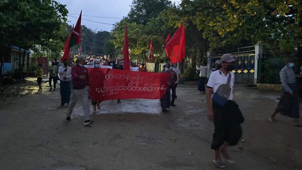 ကချင်ပြည်နယ်၊ ဖားကန့်မြို့တွင် မြန်မာနှစ်ဆန်းတရက်နေ့ ညနေပိုင်းက စစ်အာဏာရှင်ဆန့်ကျင်ရေး သံပုံးတီးသပိတ်၊ စစ်မှုမထမ်းမနေရ ဥပဒေ ဆန့်ကျင်ပွဲနှင့် KIA၊ PDF၊ NUG ထောက်ခံပွဲပြုလုပ်ခဲ့ကြသည်။

#စစ်အာဏာရှင်ဆန္ဒပြ
#Mizzima 

Link >> facebook.com/MizzimaDaily/p…
-----------------------------------