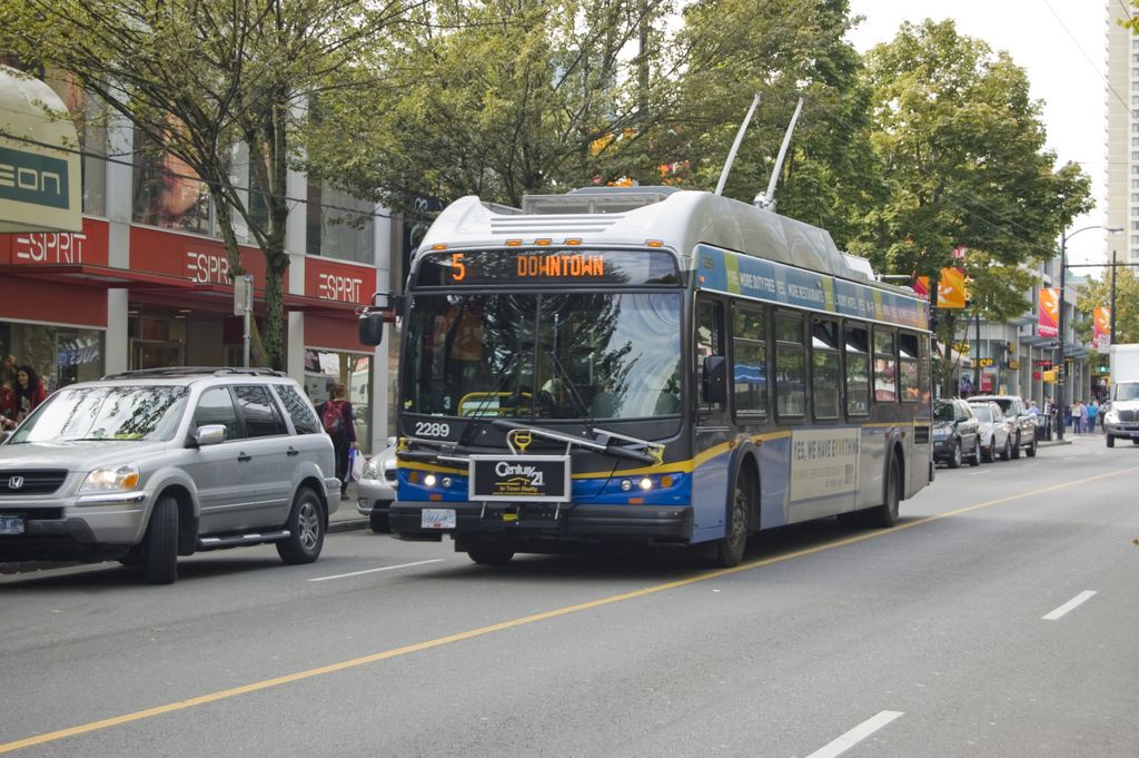 Today, our govt. announced $300 million in @TransLink funding to address overcrowding on transit. More service hours on over 60 bus routes, addit. weekday SeaBus service & later HandyDART service will make transit more reliable for those who depend on it. news.gov.bc.ca/30720