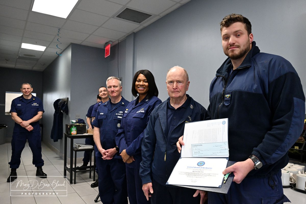 It's always a great day when we get to recognize top performers from our adopted units. Congrats to MK2 Ari Noah of #USCGStationNY, shown receiving the 1Q24 #EnlistedPersonoftheQuarter award from NYNL VP Charles Blaich. @NavyLeagueUS @USCG_Tri_State #FleetSupport 📷 @blaich_mary