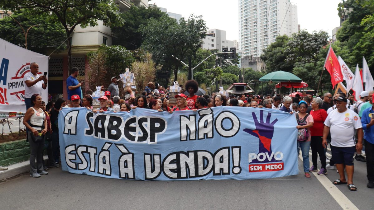 Sintaema's tweet photo. SABESP PÚBLICA | O POVO É CONTRA A PRIVATIZAÇÃO! NÃO VAMOS DEIXAR VENDER NOSSA ÁGUA‼️💧 

Centenas de pessoas estão em frente à Câmara neste momento em defesa da #Sabesp Pública!

📷 @guifrodu / Sintaema https://t.co/Pqkzsj3VRH
