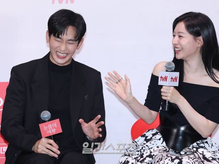 A short thread of soowon moments which i liked 💝 #QueenOfTears #Kimsoohyun #KimJiWon #BaekHong